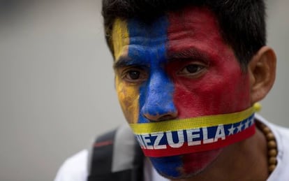 Um manifestante opositor nesta quinta-feira em Caracas.