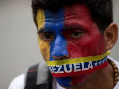 Um manifestante opositor nesta quinta-feira em Caracas.