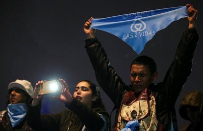 Un manifestante contra la despenalización del aborto sostienen un pañuelo que dice "Salvemos las dos vidas" frente al Senado en Buenos Aires.