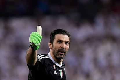 Gianluigi Buffon felicita a un compañero durante un partido de Champions, el 11 de abril de 2018.