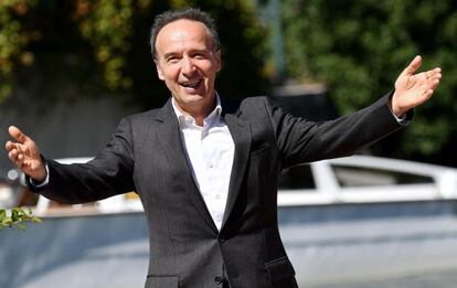 El actor y director italiano Roberto Benigni, que recibirá el premio de honor en Venecia, llega al festival.