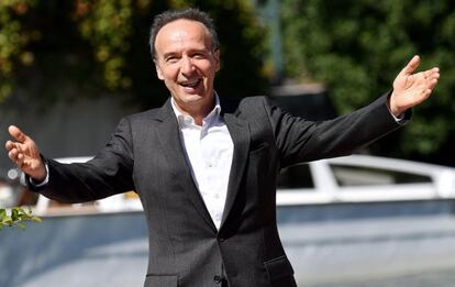 El actor y director italiano Roberto Benigni, que recibirá el premio de honor en Venecia, llega al festival. 