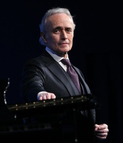 El tenor Josep Carreras, durante su discurso de aceptación del premio Crystal Award, el 26 de enero de 2011