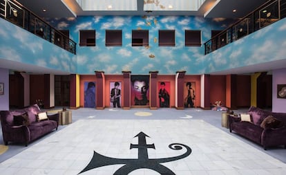 Uno de los salones de Paisley Park, la casa de Prince en Chanhassen (Minnesota).