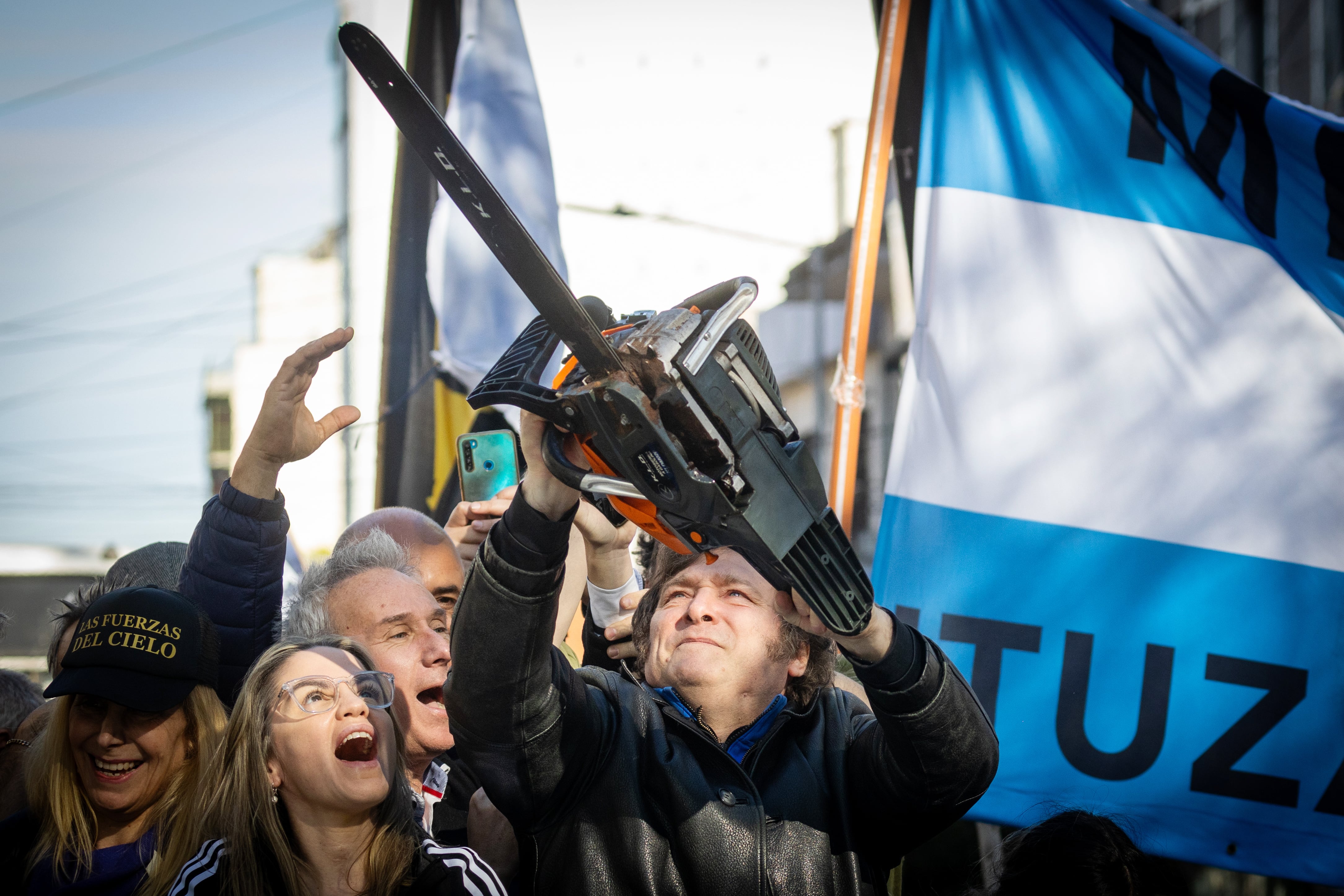 Motosierra sin fin: Milei, forzado a ajustar más gastos para compensar la caída de la recaudación