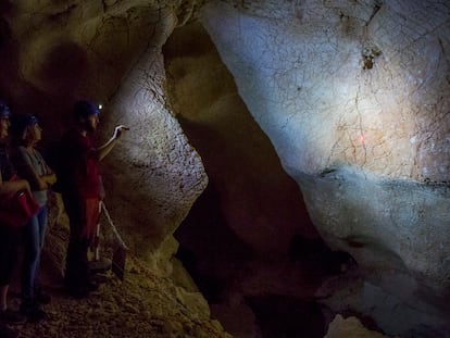 Imagen de pinturas realizadas por neandertales en las Cuevas de la Victoria y del Tesoro del municipio de Rincón de la Victoria (Málaga), donde se han podido documentar marcas que tienen más de 40.000 años de antigüedad.