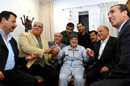 El presidente palestino, Yasir Arafat, ayer en su cuartel general de Ramala, rodeado de sus médicos.