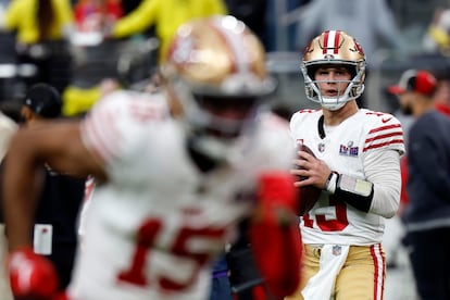 Francisco Brock Purdy quarterback de los 49ers de San Francisco durante el calentamiento previo a la primera mitad del Super Bowl.