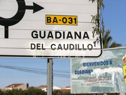 Un cartel de carretera marca la direcci&oacute;n de Guadiana del Caudillo.