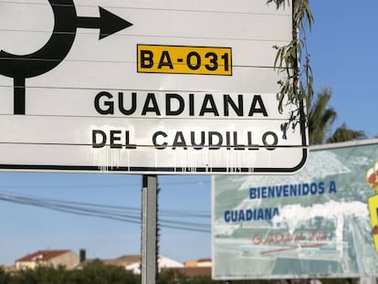 Un cartel de carretera marca la direcci&oacute;n de Guadiana del Caudillo.