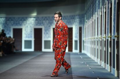 “Arreglarse para descubrir que el destino más glamuroso es la propia habitación de hotel”, según Marc Jacobs. Para enfatizar ese aspecto, el diseñador ha salido a saludar ataviado con un pijama de la colección masculina de la casa, que firma Kim Jones.