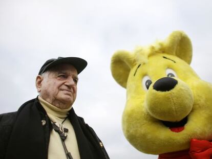 Hans Riegel, en 2009, junto al oso de la empres Haribo.