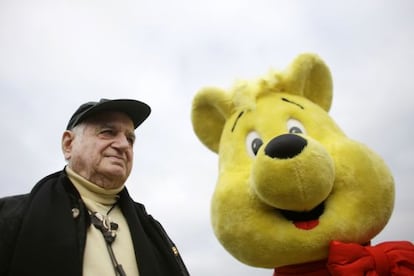 Hans Riegel, en 2009, junto al oso de la empres Haribo.