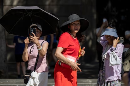 Turistas toman fotos en la avenida de la Catedral.