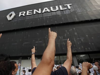Cientos de personas protesta contra el cierre de las plantas de Nissan en Barcelona ante un concesionario de Renault de Esplugues de Llobregat (Barcelona), este martes.