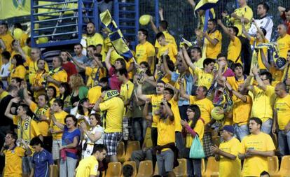 La grada del Alcorcón anima a su equipo.