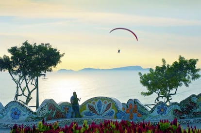 Una experiencia original para ver Lima desde lo alto es saltar en parapente desde los acantilados de Miraflores y sobrevolar el barrio con el Pacífico en el horizonte. Desde el parque Raimoni, en lo alto de estos precipicios, despegan los vuelos, tanto individuales como en tándem. Peru Fly (www.perufly.com) o Andean Trail Peru (andeantrailperu.com) son dos de las agencias que ofrecen este tipo de vuelos.