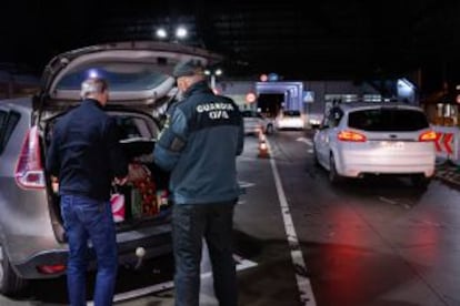 La Guàrdia Civil escorcolla un vehicle a la Duana de la Farga de la Mola, divendres passat.