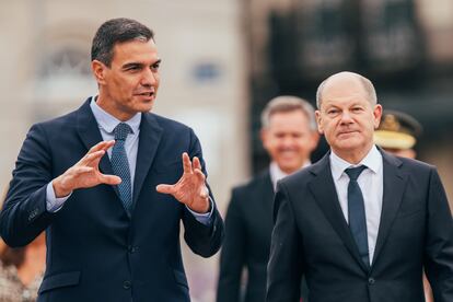 El presidente del Gobierno, Pedro Sánchez (izquierda), conversa con el canciller alemán Olaf Scholz, el miércoles en A Coruña. 