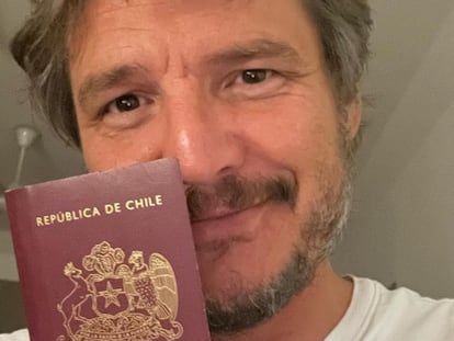 El actor Pedro Pascal enseña su pasaporte chileno en su cuenta de Instagram