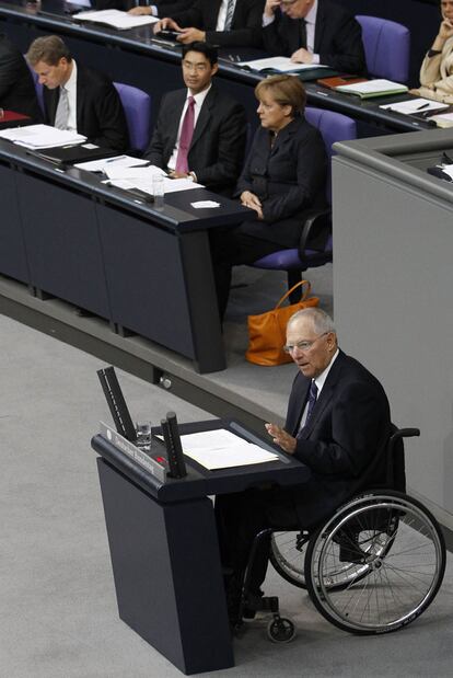 Schäuble con Merkel al fondo, ayer en el Bundestag.