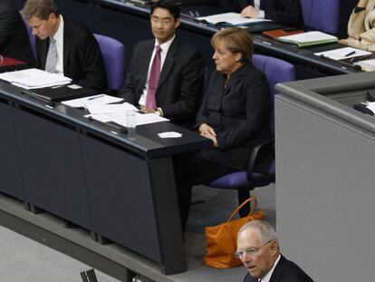 Schäuble con Merkel al fondo, ayer en el Bundestag.