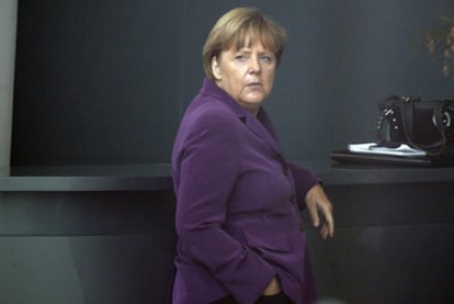 Angela Merkel, fotografiada ayer a través de los cristales exteriores de la cancillería.