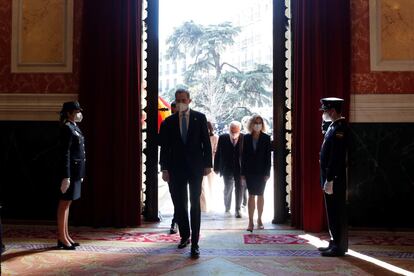 El rey Felipe VI (en primer término) junto con la presidenta del Congreso Meritxell Batet (a la derecha), a su llegada a la Cámara baja.