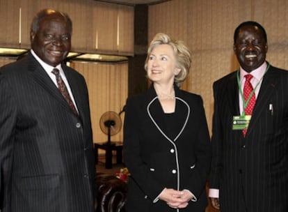 Hillary Clinton entre el presidente de Kenia, Mwai Kibaki (a la izquierda), y el primer ministro, Raila Odinga