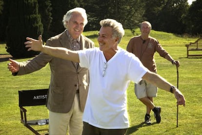 Dustin Hoffman (de blanco), con Billy Connolly, durante el rodaje de 'El cuarteto'.