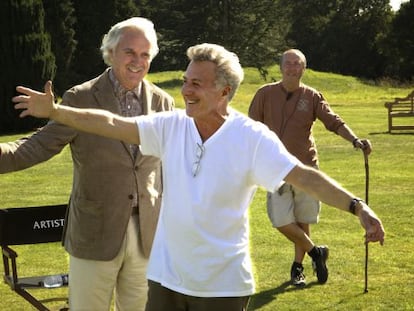 Dustin Hoffman (de blanco), con Billy Connolly, durante el rodaje de 'El cuarteto'.