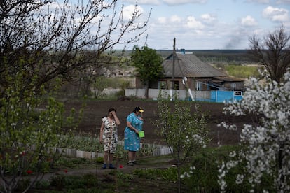 The neighbors Valentina (r) and Liudmila in Prelesne, this past Wednesday.