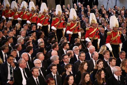 La Guardia Real entran en el palacio de Westminster. El rey Carlos III ha comenzado su intervención agradeciendo el pésame de los parlamentarios: "Estoy profundamente agradecido por los mensajes de pésame expresados por la Cámara de los Comunes y la Cámara de los Lores que nos acompañan e intentan expresar el dolor que sentimos por la muerte de nuestra difunta madre. La reina Isabel era un ejemplo inspirador". 