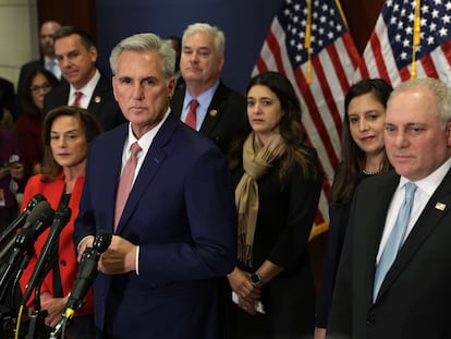 El líder de los republicanos en la Cámara de Representantes, Kevin McCarthy (a la izquierda), con su equipo de dirección el pasado martes en Washington.