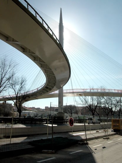 Obras de construcción de la pasarela Manterola en marzo de 2003. Llevaba el nombre de su autor, el ingeniero Javier Manterola. En 2005, fue desmontada para acometer el soterramiento de la M-30 y, desde entonces, permanece en un almacén municipal.