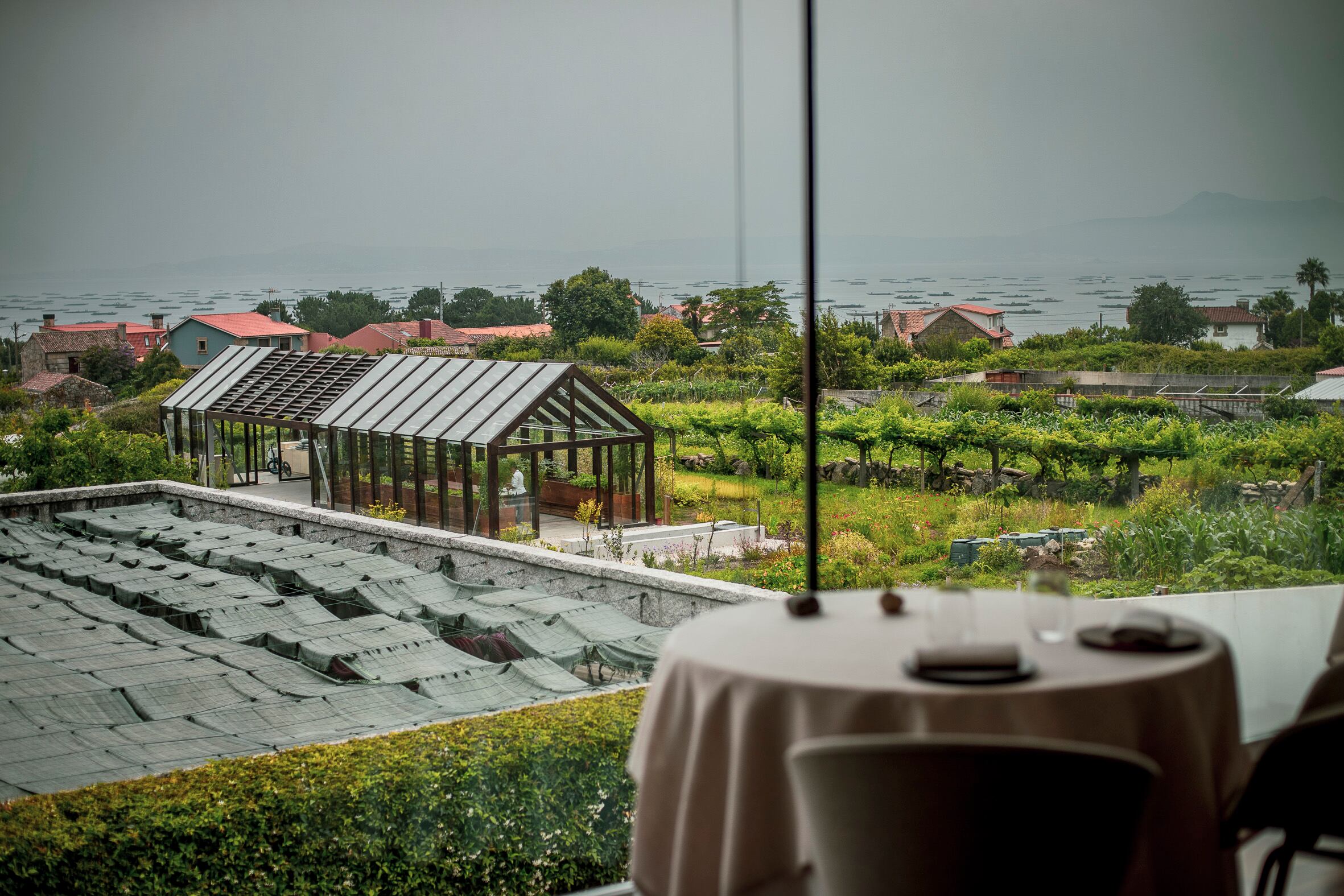 Una vista del invernadero y el huerto desde el restaurante Culler de Pau, en O Grove (Pontevedra), comandado por Javier Olleros.