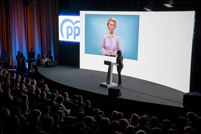 La secretaria general de los populares, Cuca Gamarra, escucha la intervención grabada de Ursula von der Leyen, durante la reunión interparlamentaria del PP, este sábado en Toledo.