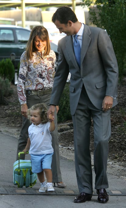 Los Reyes, con Leonor, su primer día en la escuela infantil, en 2007.