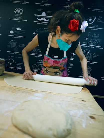 La segunda de a bordo del restaurante Doppelgänger, en el mercado de Antón Martín (Madrid), preparando la masa.
