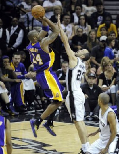 Kobe Bryant lanza a canasta durante el partido