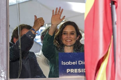 Isabel Díaz Ayuso, en la sede del PP, junto a Martínez Almeida, la madrugada del lunes