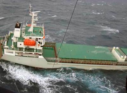 El carguero <i>Ostedijk,</i> frente a las costas gallegas.