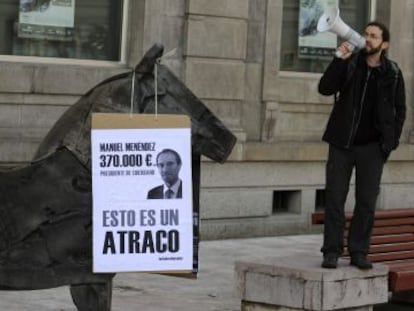 Un hombre protesta ante la sede de Liberbank en Oviedo el pasado mayo.