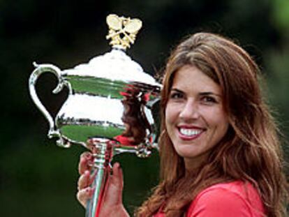 Jennifer Capriati posa con el trofeo.