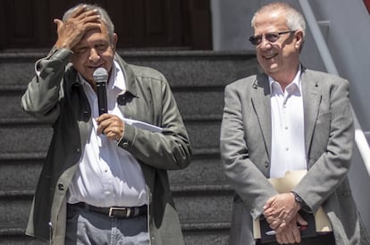 López Obrador junto con Carlos Urzúa, su secretario de Hacienda.