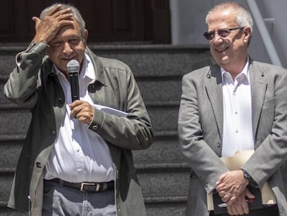 López Obrador junto con Carlos Urzúa, su secretario de Hacienda.