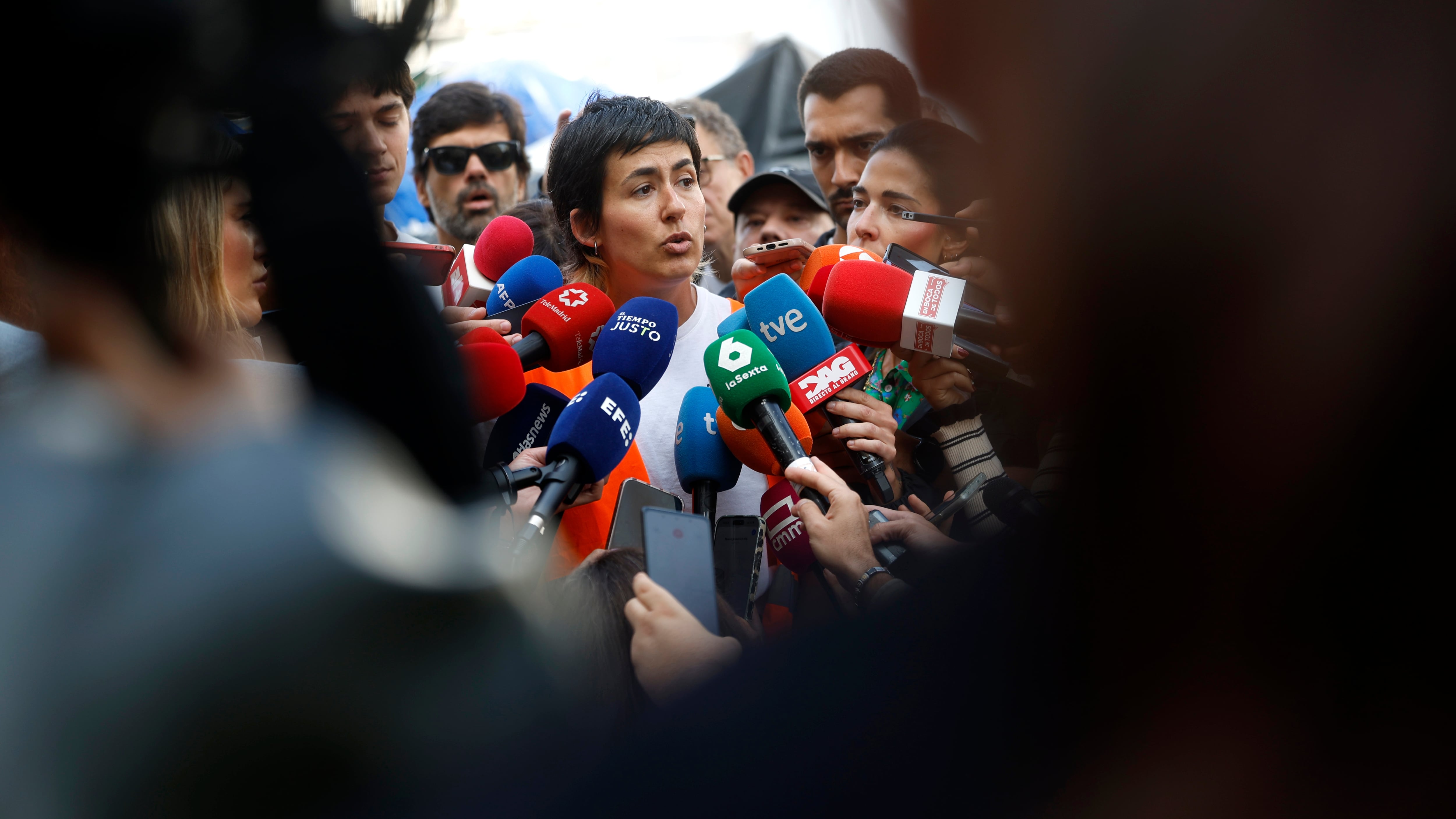 La portavoz del Sindicato de Inquilinas, Alicia del Río, atiende a los medios este lunes para valorar el adelanto electoral en la Puerta del Sol de Madrid.