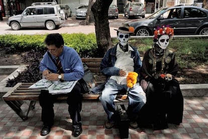 Una pareja disfrazada de Catrina, que representa la muerte en México y fue creada por el artista José Guadalupe Posada.