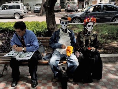 Una pareja disfrazada de Catrina, que representa la muerte en México y fue creada por el artista José Guadalupe Posada.