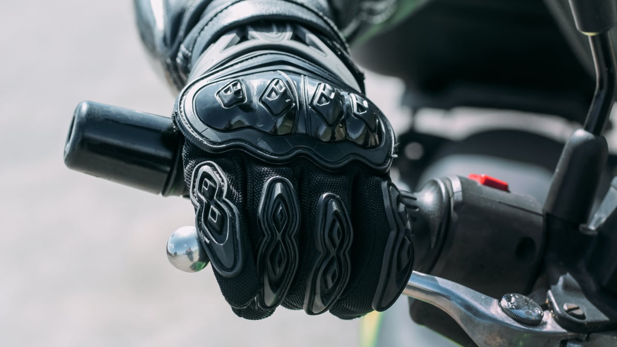 Los guantes de moto que permiten usar el móvil sin quitártelos y acumulan miles de compras en Amazon